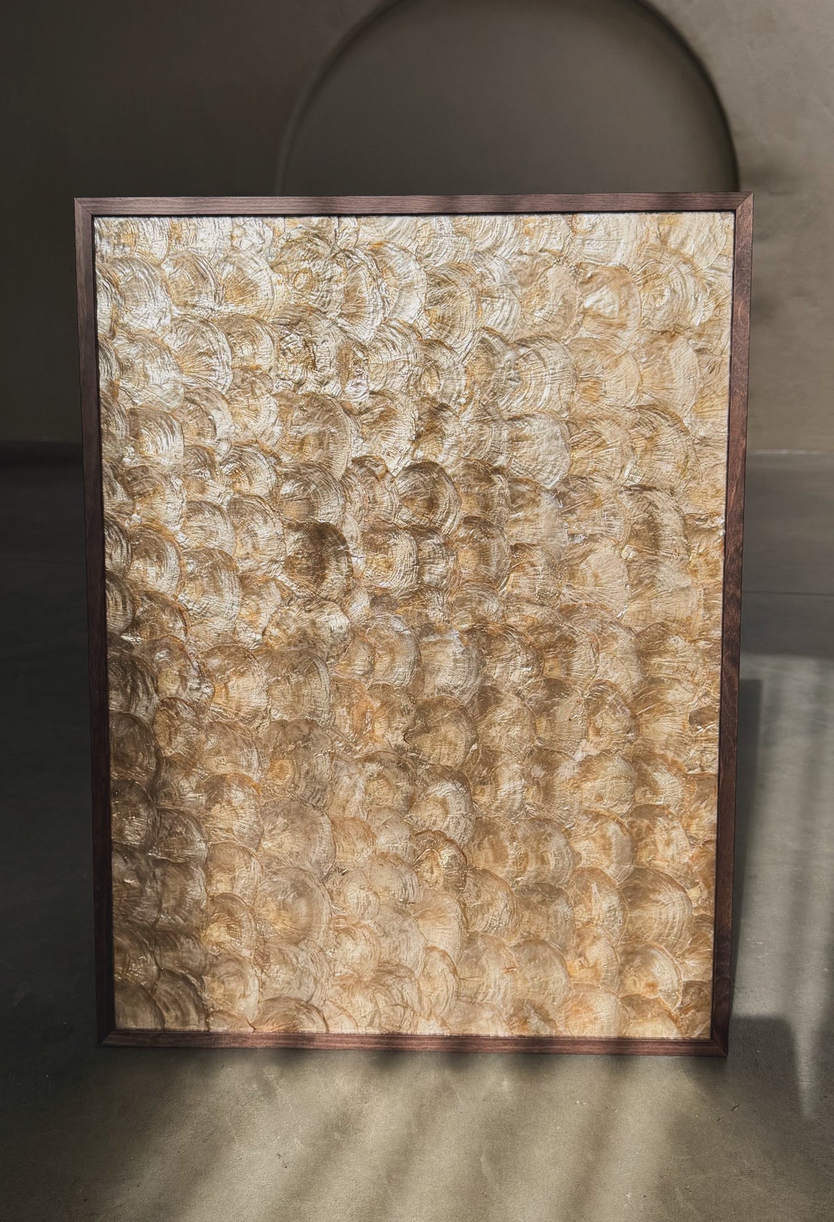 Golden pearlescent wall art with reflection and mother of pearl effect, made of oyster shells